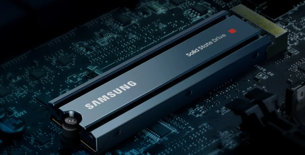 Le dissipateur thermique sur un disque SSD NVMe M.2.