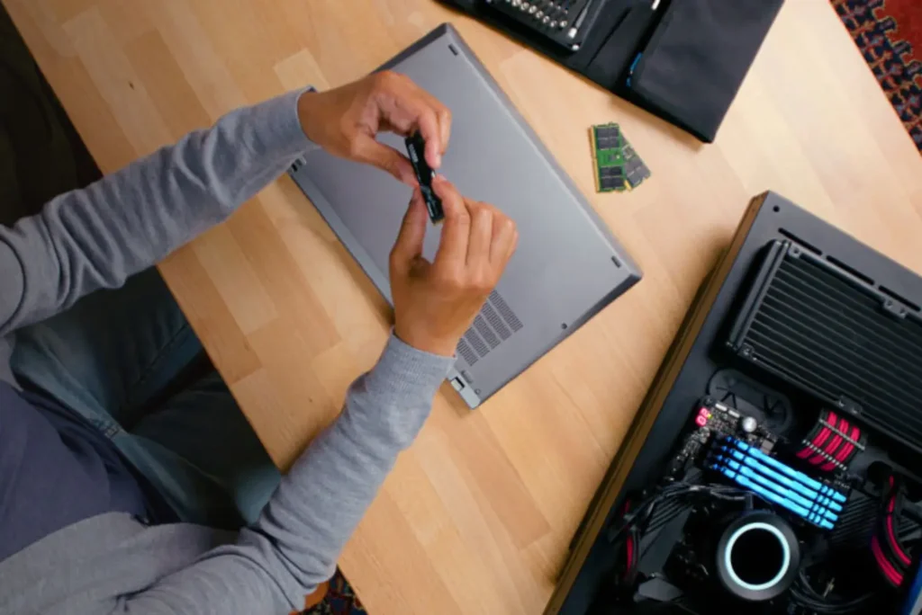 ¿Cómo puedo comprobar la capacidad máxima de RAM que se puede instalar en un portátil