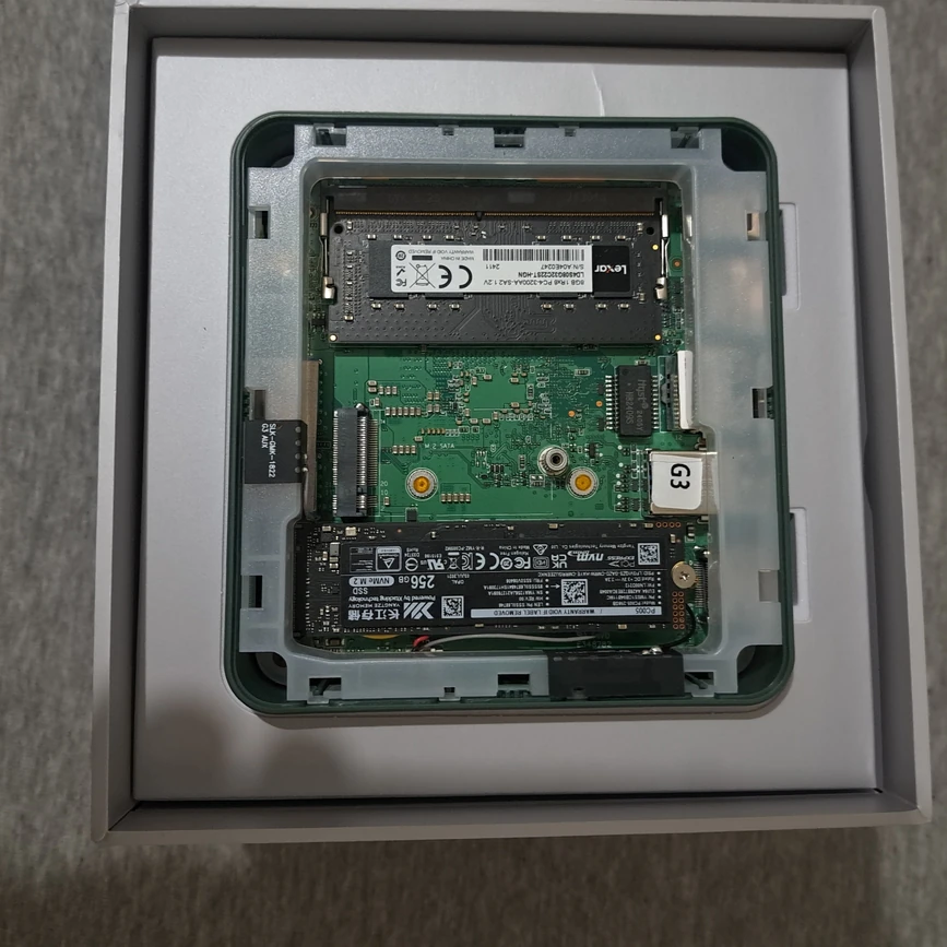 Desembalaje de la placa base NucBox G3, RAM, SSD NVMe M.2