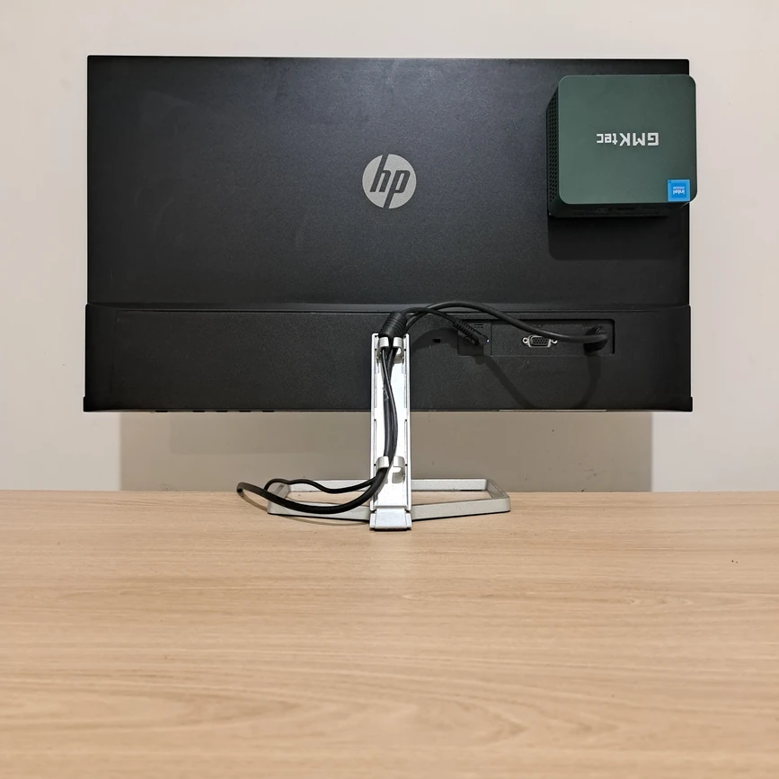NucBox G3 detrás de una pantalla minimalista de PC