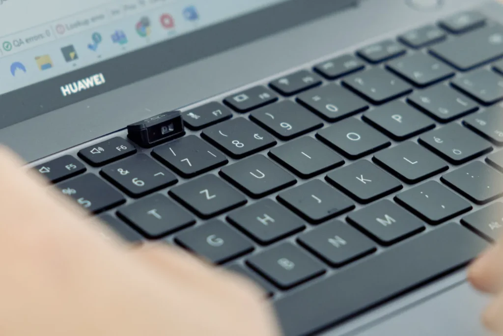¿Cómo puedo desactivar la webcam de mi PC con Windows