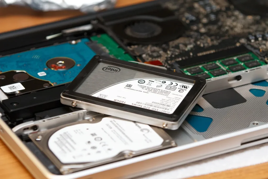 ¿Cómo sé si mi PC tiene un disco duro o una unidad SSD